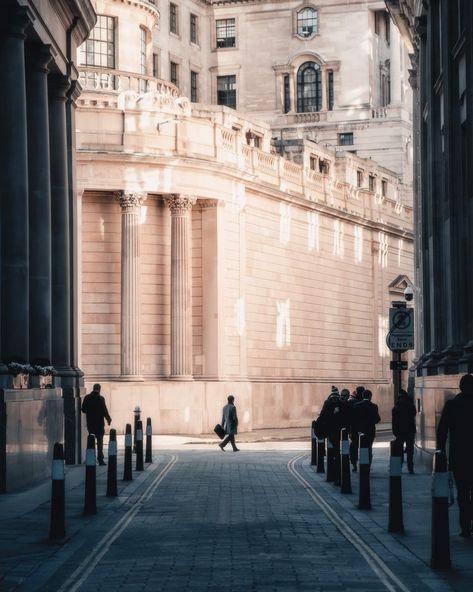 5 Amazing London Street Photography Locations — Roman Fox London Street Photography, Fox Photography, Timeless Architecture, Lombard Street, London Architecture, London Skyline, Sky Garden, Adobe Lightroom Presets, Photography Guide