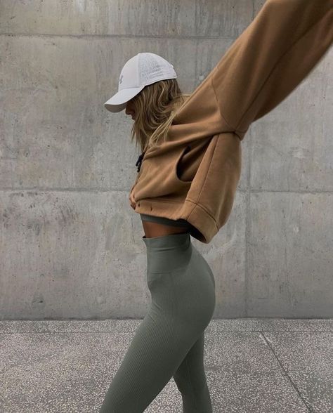 Krismartn on LTK | Fall Activewear Workout Sets Inspo Ideas Fitness Aesthetic Workout Sets Outfit, Sport Street Style, Summer Workout Outfits, Modele Fitness, Gymwear Outfits, Cute Gym Outfits, Fits Aesthetic, Workout Attire, Comfy Fashion