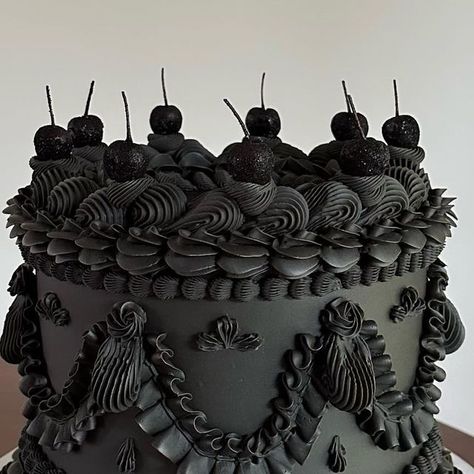 Black Cake Photoshoot, Black Pastries, Black Frosting Cake, Halloween Vintage Cake, Vintage Cake Design Birthdays, Black Floral Cake, Vintage Halloween Cake, 2000s Sleepover, Birthday Cake Black And Gold