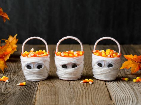 Halloween Buckets Ideas, Diy Halloween Buckets, Diy Halloween Basket, Mummy Party, Bucket Crafts, Halloween Basket, Bucket Ideas, Halloween Crafts For Toddlers, Halloween Baskets