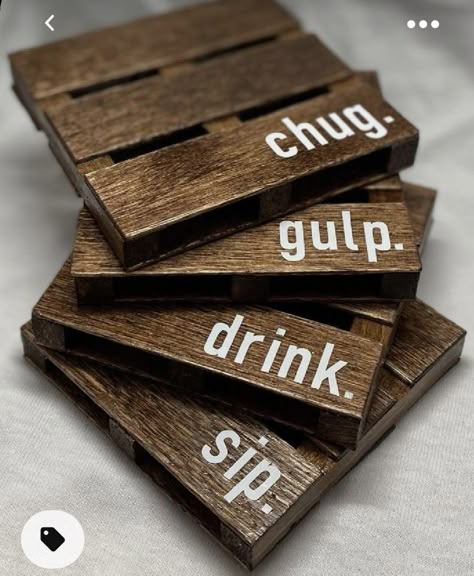 Mini Pallet Ideas, Wood Cricut, Cricut Coasters, Gaming Cafe, Mini Pallet Coasters, Pallet Coasters, Coasters Diy, Market Booth, Wood Block Crafts