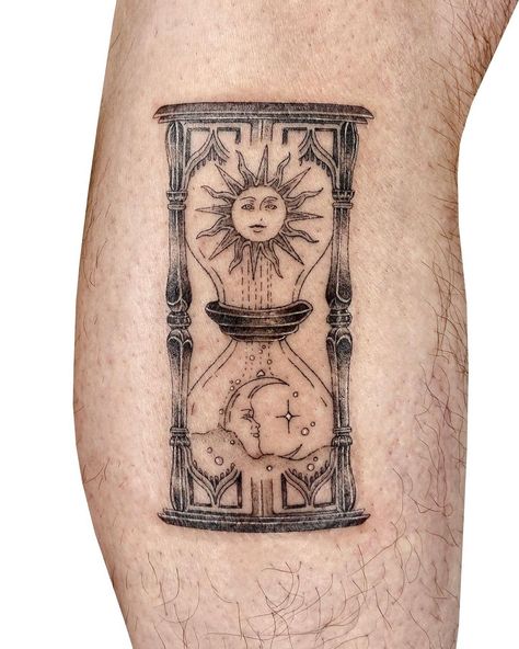 Hourglass Art, Hourglass Tattoos, Tattoos For Men And Women, Woodcut Tattoo, Hourglass Tattoo, Clock Tattoo Design, Wing Tattoo Designs, Sun Tattoos