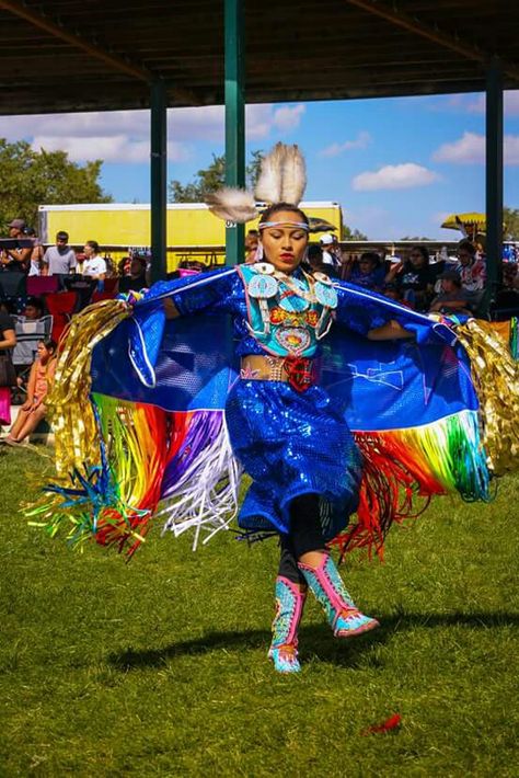 Fancy Dance Regalia, Fancy Dance Outfits, Powwow Dancers, Fancy Shawl Regalia, Powwow Outfits, Fancy Shawl, Crazy Horse Memorial, Native American Dance, American Dance