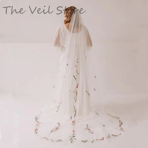 Gloves Wedding Dress, Veil With Flowers, Floral Wedding Veil, Wedding Veil Styles, Floral Wedding Veils, Unique Veil, Veil Floral, Boho Veils, Long Veil Wedding