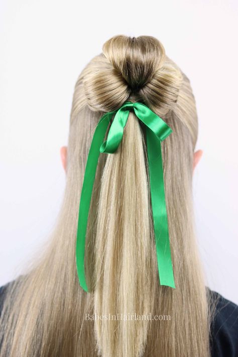 Need a cute St. Patrick's Day hairstyle, but don't have much time? This cute St. Patrick's Day Clover style takes just minutes and is pinch proof! BabesInHairland.com Clover Hairstyle, Day Hairstyles, San Patrick, Half Ponytail, Super Hair, Curly Bob Hairstyles, Fancy Hairstyles, Half Up Half Down Hair, Lucky Clover