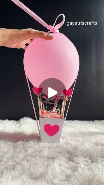 How To Put Gifts Inside A Balloon, Sweet 16 Craft Ideas, Gift Balloon Ideas, Surprise Balloon Box Ideas, Ballon Gifts Ideas, Balloon Crafts Diy, Balloon Bouquet Ideas Birthday, Balloon In A Balloon, 14th Birthday Ideas