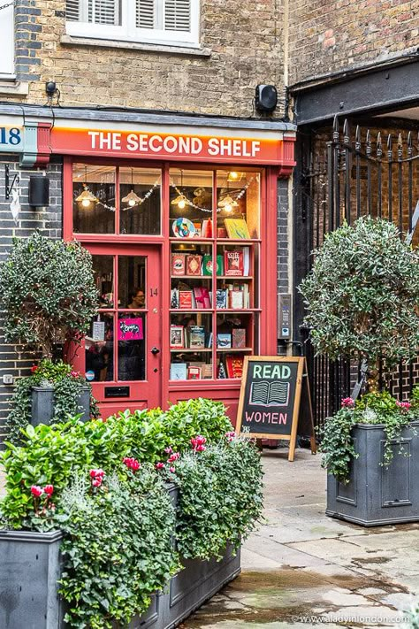 This bookshop in Soho is a great London hidden gem. This guide to secret places in London will show you everything from a secret garden in London to London mews houses. It has some of the best London secret places. #london #secret #bookshop #soho Dream Workplace, Secret Places In London, Bookshop Café, London Cafe, Bookstore Cafe, London Dreams, Walks In London, London Aesthetic, Book Cafe