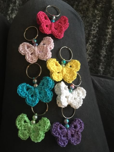 Crochet Keychain Pattern Free Key Rings, Crochet Butterfly Keychain, Crochet Flower Keychain, Crochet Keychain Ideas, Crochet Butterfly Free Pattern, Crochet Butterfly Pattern, Crochet Keychain Pattern, Crochet Motif Patterns, Crochet Daisy