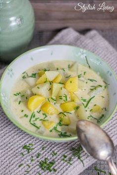 Kohlrabi-Kartoffel-Suppe mit Schmelzkäse Irish Potato Soup, Healthy Potatoes, Potato Soup Crock Pot, Loaded Baked Potato Soup, Baked Potato Soup, Soup Kitchen, Cheese Soup, Cooking On The Grill, Potato Soup