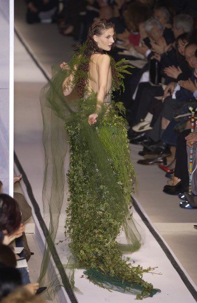 Green Runway, Fusion Fashion, Te Fiti, Moss Dress, Moss Fashion, Jean Paul Gaultier Haute Couture, Botanical Fashion, Nature Inspired Fashion, Paul Gaultier Spring