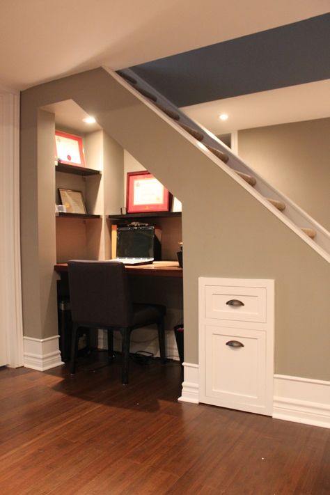 photos of office's under stairs | Office under the basement stairs - what a ... | 1Interior house archi ... Desk Under Stairs, Under The Stairs Ideas, Office Under Stairs, Photos Stairs, Stairs Office, Basement Stairs Ideas, تحت الدرج, Basement Guest Rooms, Basement Office