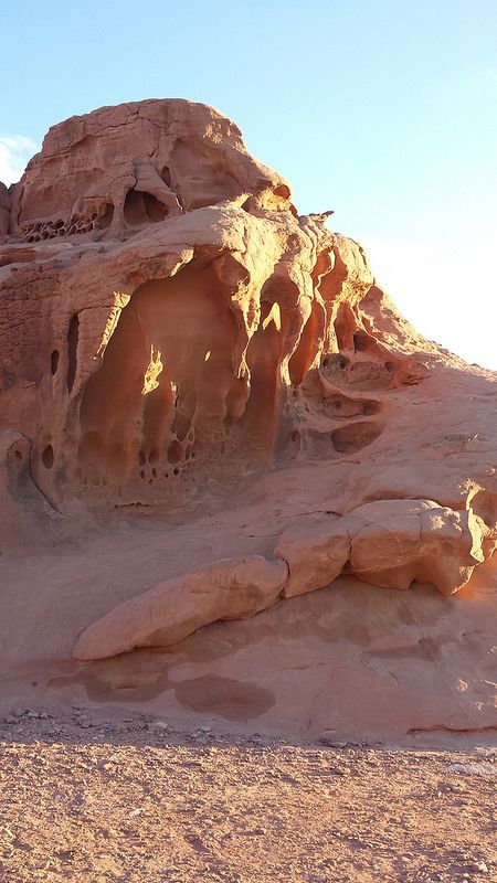 Jordan Jordanië Wadi Rum desert rock light scenery Desert Lighting, Light Scenery, Desert Cave, Jordan Desert, Desert River, Desert Rocks, Desert House, Rock Textures, Desert Mountains