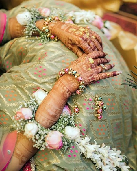 This gorgeous bride flawless look for Phoolon Ki Haldi is mind blowing. Swipe to have a closer look at deets❤ MUA: @dhairyasantwani_makeovers Photography: @ramphotographyindia Outfit: @gorviscreation Floral Kaleere: @label_yash_baghel #phoolonkihaldi #haldi #haldiceremony #haldifunction #haldidress #haldimakeup #haldioutfit #lehenga #blousedesigns #haldijewellery #floralkaleere #floraljewellery #haldidecor #haldibride #haldidecoration #reels #indianwedding #trending #weddingreels #wish... Floral Kaleere For Haldi, Floral Kaleere, Lehenga For Haldi, Haldi Makeup, Haldi Dress, Haldi Outfit, Haldi Ceremony, Bride Poses, Flower Jewelry