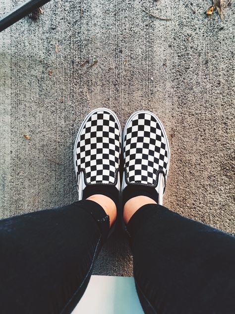 Checkered vans recently came back in style! Goes great with jeans, tights, skirts, casual dresses, and adds a great pop to your outfit! Outfits With Slip On Vans, Checkered Vans Outfit, Wedges Shoes Outfit, Slip On Outfit, Vans Checkerboard Slip On, Skirts Casual, Slip On Vans, Vans Outfit, Checkered Vans