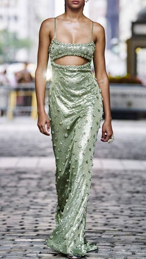 (99+) Tumblr'da Étoile Cucculelli Shaheen, Green Formal Dress, Sparkly Outfits, Green Formal Dresses, Iconic Dresses, Couture Gowns, Designer Gowns, Beautiful Gowns, Couture Dresses