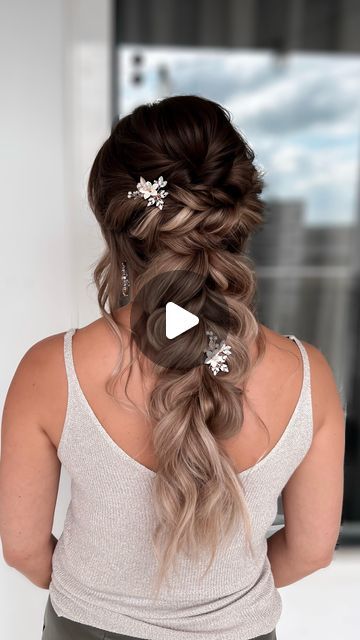 Bridal Hair & Make Up • Educator on Instagram: "🤍 𝘔𝘌𝘙𝘔𝘈𝘐𝘋 𝘉𝘙𝘈𝘐𝘋 𝘛𝘜𝘛𝘖𝘙𝘐𝘈𝘓 🤍  One of my most requested bridal hairstyles this year 🥰  Please let me know what you think of this tutorial 🤗  Save for inspo and tag me in your recreations 💛  If you’re interested in learning from me, send me a DM for the possibilities ✨  Extensions Melted Blonde 50cm @zaschahair  Hair accessories @sweetvjewelry   #hairvideo #hairtutorial #bridalhairtutorial #mermaidbraid #braid #tutorial #braidedhair #bruidsstylist #hair #hairstyle #hairstyles #weddinghair #bruidshaar #bruidskapsel #hairstyling #trouwen #trouwenin2024 #trouwenin2023 #verloofd #hairstylist #bridalhairstylist #haarstylist #trouwkapsel" Wedding Braided Hairstyles For Long Hair, Messy Braid For Wedding, Boho Bridal Braid Tutorial, Cascade Braid Tutorial, Wedding Hairstyles With Accessories, Veil With Braid, Half Up Wedding Hair With Braid, French Braid Bridal Hair, Mermaid Bridal Hair