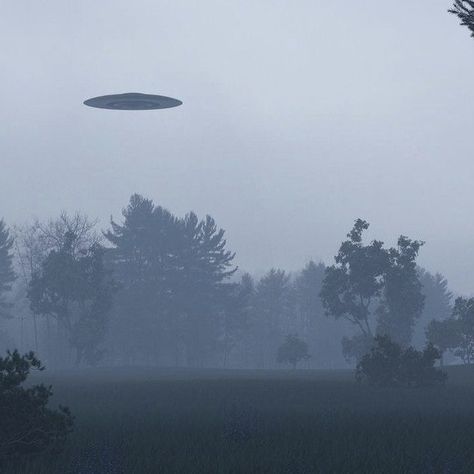 Spooky Board, Alien Photos, England Aesthetic, Flying Saucers, Alien Aesthetic, Unidentified Flying Object, Aliens Movie, Alien Invasion, Aliens And Ufos