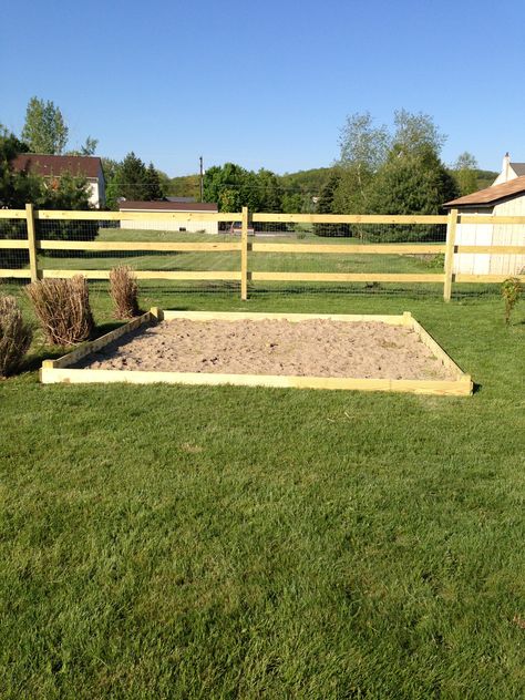 Sandbox for the dogs for digging. My husband is brilliant! Dog Sand Pit, Sandpit Diy, Dog Digging Area, Dog Potty Area, Butterfly Chicken, Dog Digging, Dog Grooming Diy, Dog Friendly Backyard, Easy Chicken Dinner