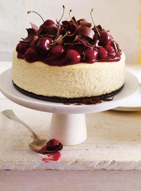 Black Forest Cheesecake | RICARDO Black Forest Cheesecake, Cheesecake Wedding Cake, Wedding Cheesecake, Wedding Cake Alternatives, Chocolate Crust, Fruit Dip, Fruit Snacks, Fruit Desserts, Fruit Smoothies