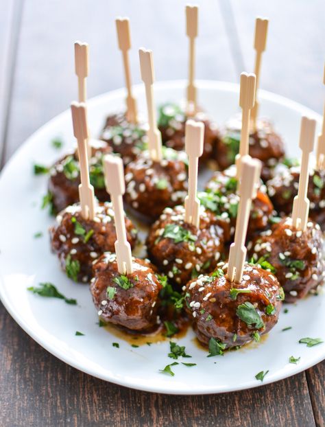 Sweet and Spicy Slow Cooker Pineapple Meatballs Pineapple Meatballs, Summer Crockpot Recipes, Christmas Party Food, Appetizers For Party, Sweet And Spicy, Appetizer Snacks, Cooker Recipes, Finger Foods, Slow Cooker Recipes