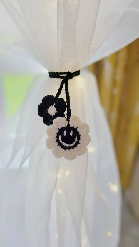 Crochet Curtains Holder, Curtain Holder Crochet, Crochet Curtain Holder, Headphone Charms, Crochet Smiley Face, Crochet Bag Charm, Crochet Flower Bag, Basket Weaving Diy, Crochet Bookmark