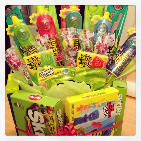 Sour Candy Gift Basket, Sour Candy Gift Ideas, Sour Candies, Candy Baskets, Sleepover Snacks, Halloween Care Packages, Candy Arrangements, Anniversary Diy, Homemade Gift Baskets