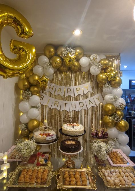 Golden Theme Birthday Decor, Golden Birthday Decor, Golden Year Birthday Ideas, Golden Party Decorations, Golden Birthday Ideas, Gold Themed Birthday Party, Golden Birthday Themes, Gold Birthday Backdrop, Golden Birthday Party