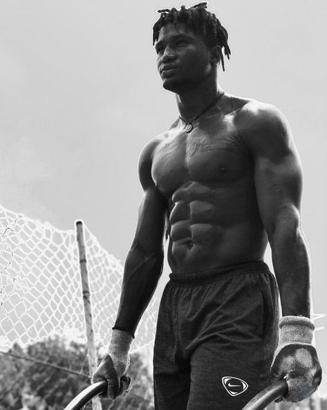 Black Athletes Men, Black Man Fitness, Black Physique, Goal Physique, Black Man Physique, Black Football Players, Nfl Physique, Bowflex Workout, Black Male Body Muscle