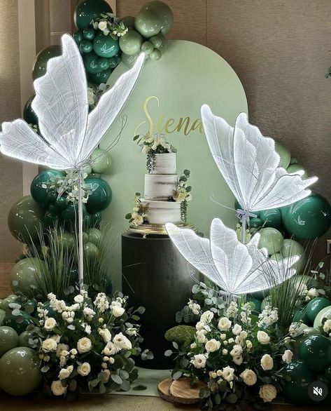 Wedding Balloon Backdrop, Enchanted Forest Quinceanera Theme, Quince Themes, Enchanted Forest Theme, Green Balloons, Sweet 16 Themes, Fairy Garden Birthday Party, Happy Birthday Decor, Quince Decorations