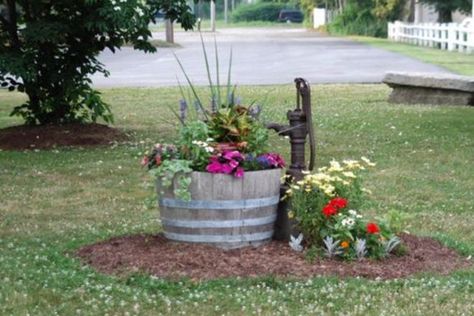 Wine Barrel Planter, Country Garden Decor, Barrel Planter, Garden Yard Ideas, Decor Minimalist, Country Gardening, Rustic Gardens, Lawn And Garden, Yard Landscaping