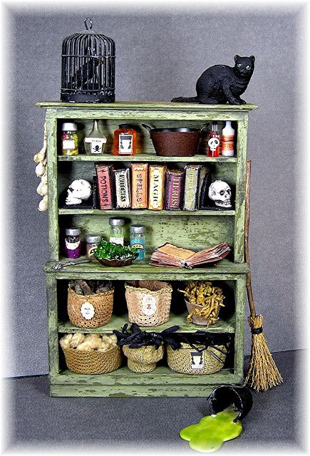 how to make everything here, even the shelves... Baba Jaga, Dollhouse Halloween, Accessoires Barbie, Halloween Fest, Haunted Dollhouse, Halloween Miniatures, Dollhouse Projects, Haunted Dolls, Miniature Rooms