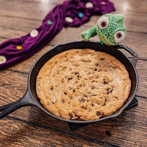 Rapunzel's Ooey Gooey Frying Pan Cookie - Drop of Disney Tangled Themed Desserts, Rapunzel Snacks, Frying Pan Cookies, Themed Meals, Disney Dance, Dance Decor, Rapunzel Wedding, Chocolate No Bake Cookies, Quick Cookies