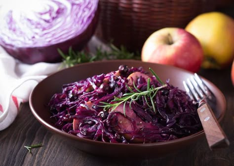 Poêlée de chou rouge marrons et pommes ©olepeshkina shutterstock Apples And Cabbage Recipe, Cabbage And Apples, Spiced Red Cabbage, Sauteed Red Cabbage, German Red Cabbage, Red Cabbage With Apples, Red Cabbage Recipes, Healthy Halloween Food, Braised Red Cabbage