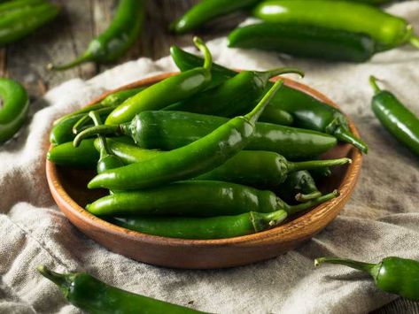 ¿Amas incluir chiles en tu comida y no sabes cómo guardarlos correctamente? Aquí te revelamos cómo almacenarlos para que no se te echen a perder. Types Of Chili Peppers, Serrano Peppers, Chile Poblano, Capsicum Annuum, Serrano Pepper, Habanero Peppers, Heirloom Vegetables, Stuffed Poblano Peppers, Pepper Seeds