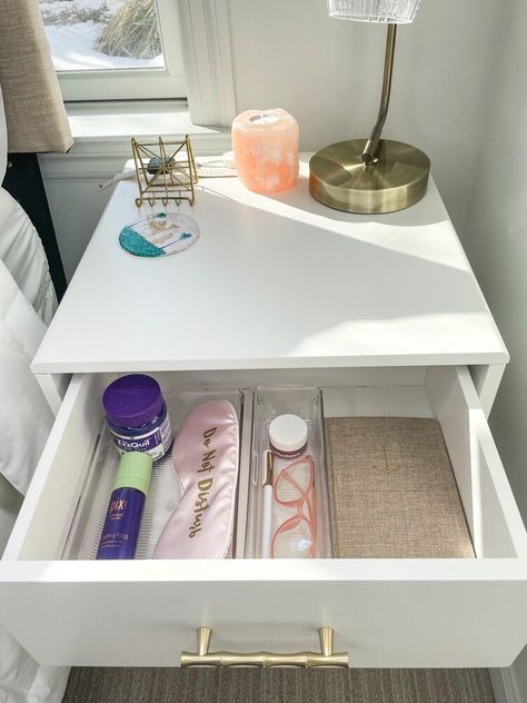 What To Put In My Night Stand, Nightstand Organization Ideas Bedroom, What To Put On Your Nightstand, Clean Girl Nightstand, Organizing Aesthetic Bedroom, Aesthetic Nightstand Ideas, What To Put In Nightstand Drawers, Night Stand Organization Ideas, Bed Side Table Organization