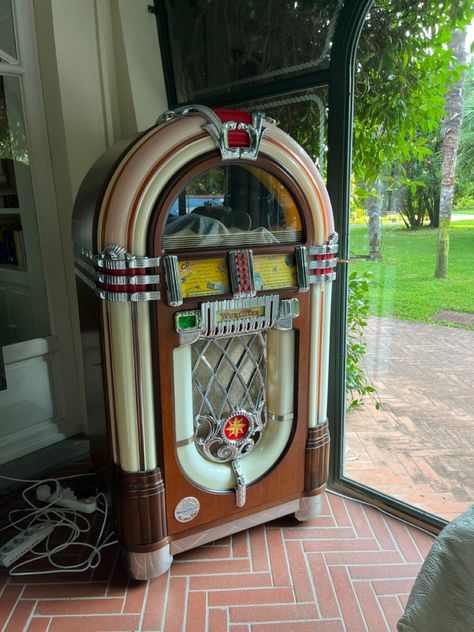 #jukebox #music #musician #old #vinyl #vintage #vintagedecor #vintagestyle #vinylcollection #records Vinyl Vintage, Methodist Church, Vintage Music, Vintage Decor, Musician, Vintage Fashion, Room Decor, Vinyl, Bar