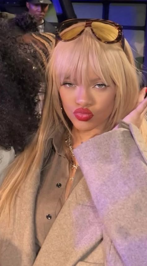 Rihanna Rihanna Bangs, Rihanna's Hairstyles, Rihanna With Bangs, Rihanna Light Brown Hair, Bangs Rihanna, Rhianna Hairstyles, Rihanna With Blonde Hair, Rihanna Pregnant, Rihanna Blonde Hair