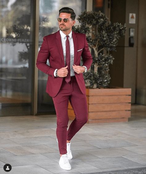 Outfits with Sneakers (8) Maroon Suit, Suits And Sneakers, Terno Slim, Blazer Outfits Men, Dinner Suit, Classy Suits, Wedding Suits Groom, Designer Suits For Men, Groomsmen Suits