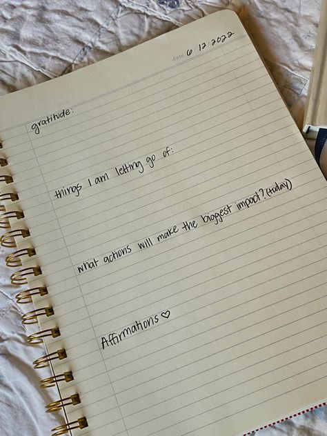 One of my fave prompts to follow when daily journaling, expressing everyday gratitude. How To Write In A Journal Everyday, Gratitude Diary Ideas, Letting Go Journal Prompts, Graditute Journals, Everyday Journal Prompts, Gratitude Journal Layout, Journaling Everyday, Notebook Prompts, Everyday Gratitude