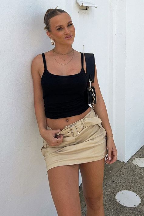 Cargo Skirt Club Outfit, Mini Skirt Mid Size Outfit, Khaki Mini Skirt Outfit, Beige Cargo Skirt Outfit, Beige Mini Skirt Outfit, Tan Skirt Outfit, Tan Skirt Outfits, Cargo Mini Skirt Outfit, Beige Cargo Skirt