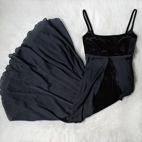 90s Black Dress Aesthetic, Prom Dresses Timeless, 90s Dresses Aesthetic, Romantic Goth Outfit Ideas, Empire Waist Dress Formal, 90s Dress Aesthetic, Prom Queen Dress, Vintage Prom Dresses 90s, Black Dress 90s