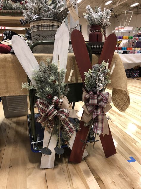 Christmas Crafts With Pallets, Diy Skis Christmas, Diy Ski Decorations, Christmas Wooden Crafts To Sell, Winter Store Displays, Shutter Display Craft Show, Things That Sell At Craft Shows, Wooden Holiday Decor, 2x4 Wood Crafts