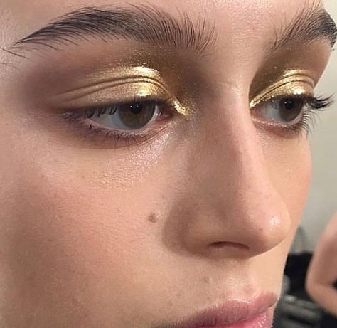 @JolieMenteuse Editorial Make-up, Drinks Friends, Maquillage On Fleek, Make Up Inspiration, Makeup Easy, Easy Makeup, Gold Makeup, Kesha, Gold Eyes