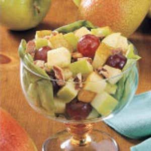 Apple Pear Salad, Waldorf Salad Recipe, Pear Salad Recipes, Red Delicious Apples, Waldorf Salad, Pear Salad, Pear Fruit, Apple Salad, Fruit Salad Recipes