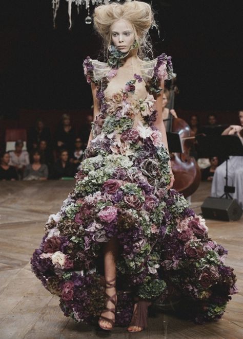 Tanya Dziahileva @ Alexander McQueen S/S 2007 Couture Garments, Green Couture, Tanya Dziahileva, Shalom Harlow, Flowery Dresses, Mc Queen, Central Saint Martins, Creation Couture, Floral Fashion