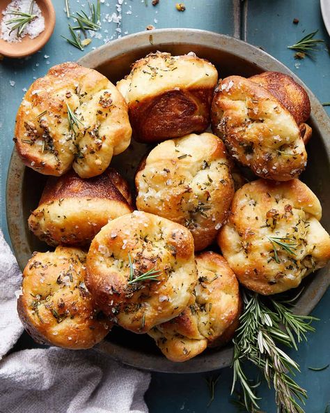 Easy Garlic Rosemary Focaccia Muffins - Bites with Bri Focaccia Muffins, Rosemary Focaccia, One Pot Dinners, Savoury Baking, Bread Recipes Homemade, Flutes, Beautiful Life, Brunch Recipes, Baked Goods