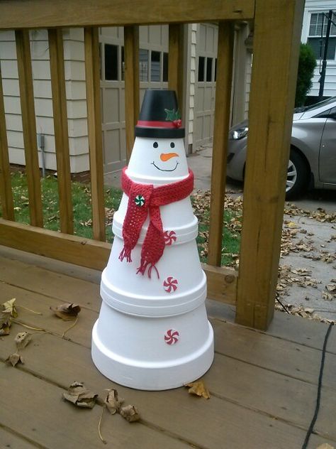 Claypot snowman Snowman Outdoor Decorations, Outdoor Snowman, Snowman Christmas Decorations, Christmas Clay, Clay Pot Crafts, Diy Christmas Decorations Easy, Christmas Garden, Snowman Decorations, Snowman Crafts