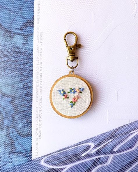 Seventeen Embroidery Kpop, Kpop Embroidery Ideas, Nct Embroidery, Seventeen Embroidery, Aesthetic Embroidery Designs, Seventeen Crochet, Seventeen Keychain, Kpop Embroidery, Keychain Embroidery