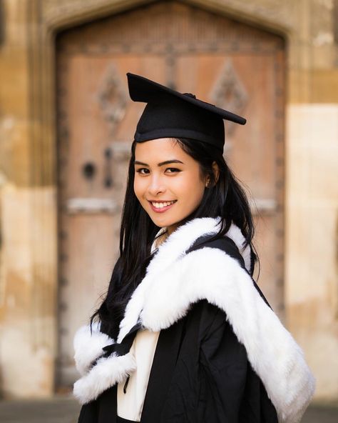 Chelsea Islan, Golden Woman, Academic Regalia, Graduation Attire, Smart Woman, Graduation Poses, Grad Photoshoot, Presentation Design Template, Graduation Photoshoot