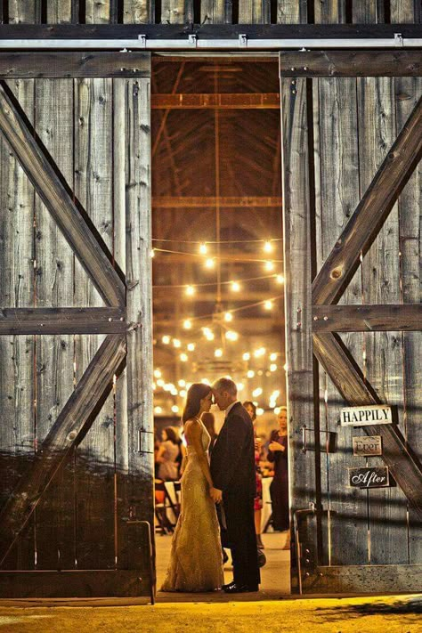 Rustic Wedding Photo Rustic Wedding Photography, Rustic Wedding Photos, Barn Wedding Photos, Photography Jobs, Wedding Picture Poses, Barn Decor, Country Inn, Fall Weddings, Future Mrs